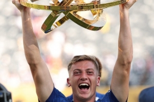 世俱杯买球官网-邮报：德拉普险被莫耶斯打动，就像超人撕开衬衫不是S竟是蓝色E