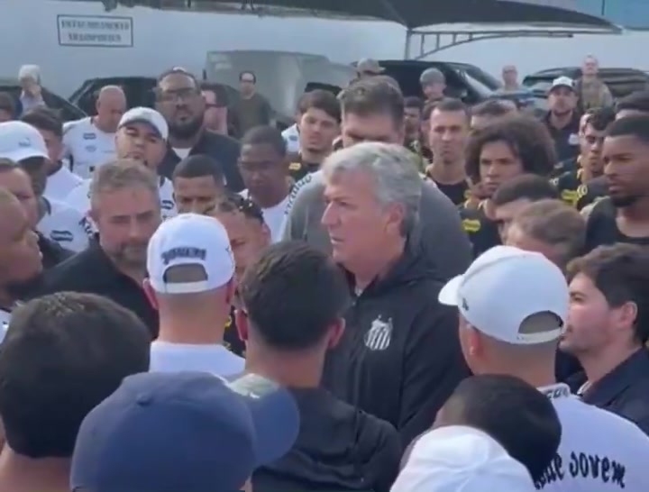 世俱杯投注APP-球迷冲入训练场对内马尔直言：作为球队领袖，你的泪水将如何影响全队士气