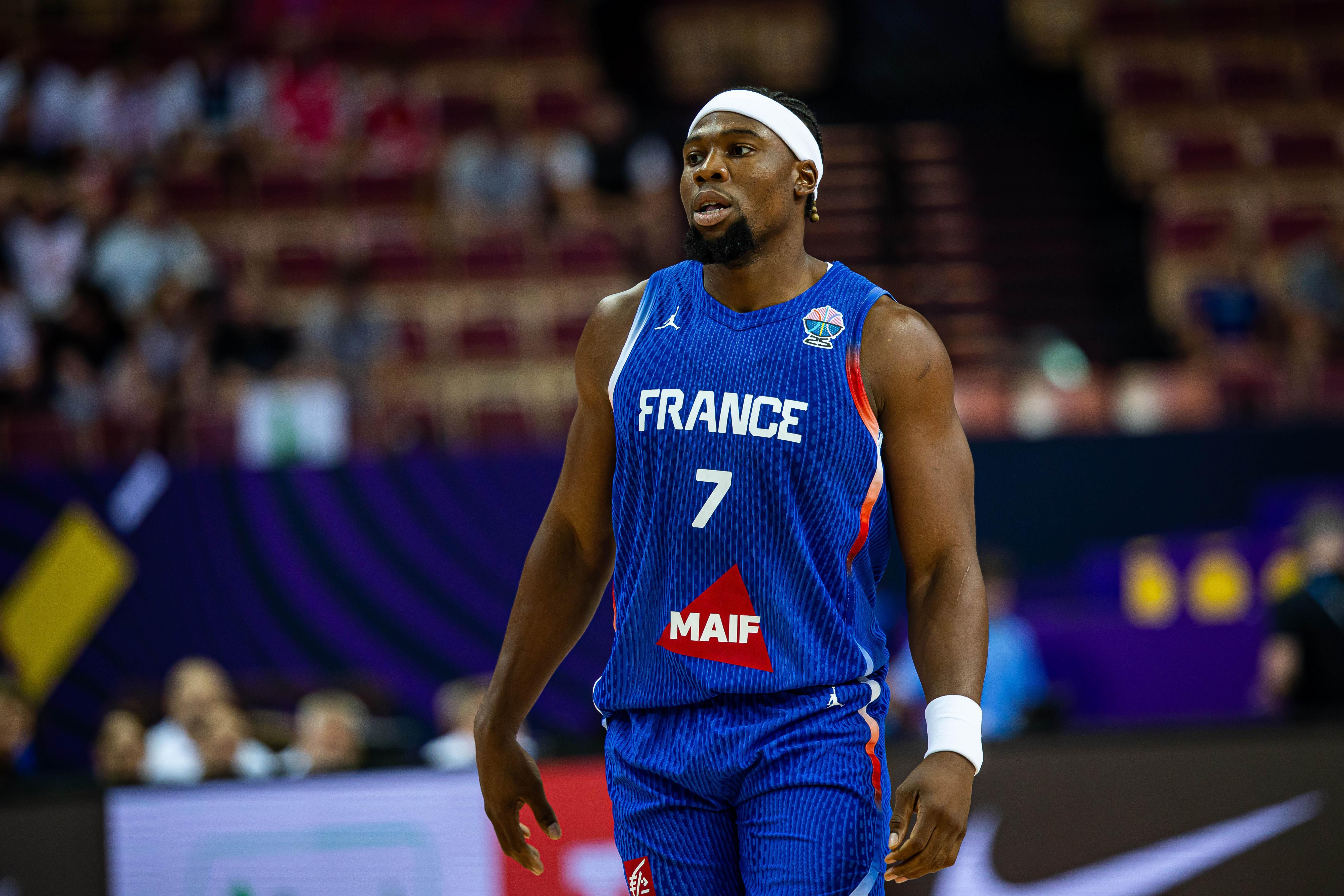 世俱杯投注APP-稳定发挥！亚布塞莱5中2&amp;amp;三分3中1拿到6分7篮板2助攻2抢断