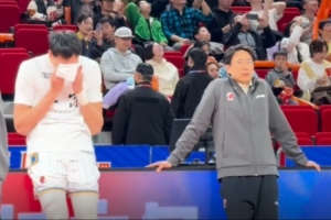 世俱杯买球APP-媒体人：周琦对上海赛前就曾滴眼药水擦眼睛 看上去眼睛不舒服