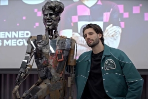 世俱杯投注APP-当场呆滞！索博斯洛伊遭大整蛊，看到扭曲版的自己雕像&amp;物品