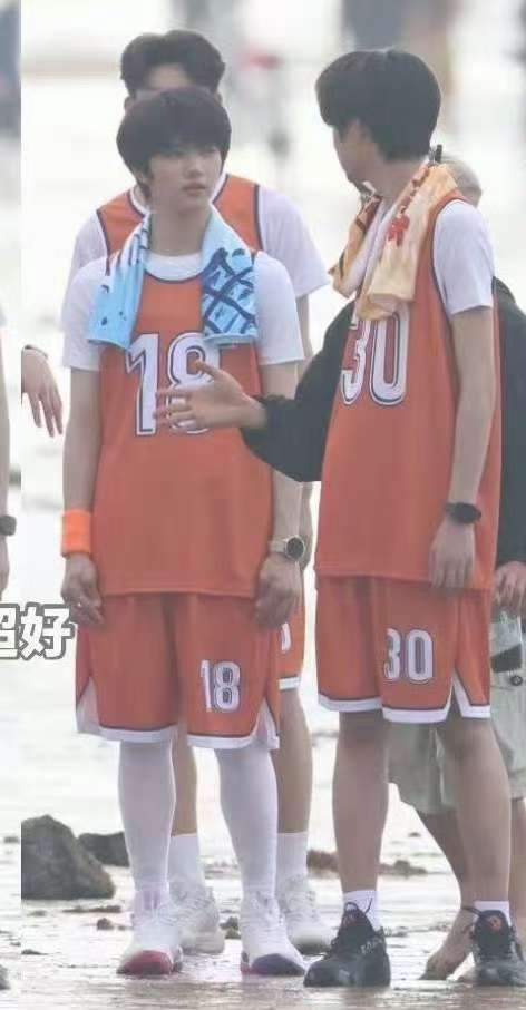 世俱杯买球APP-TF四代篮球服亮相少年时代2|我们的少年时代2|陈奕恒_新浪娱乐_新浪新闻